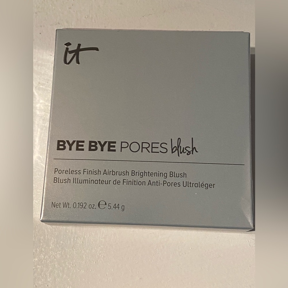 It Cosmetics Blush in Chic Silver Packaging color Love Natural Soft Pink NIB